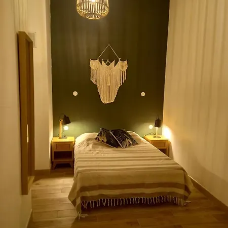 Les D'hotes Du Relais D'aguilar Inn