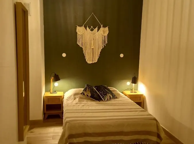 Les D'hotes Du Relais D'aguilar Inn
